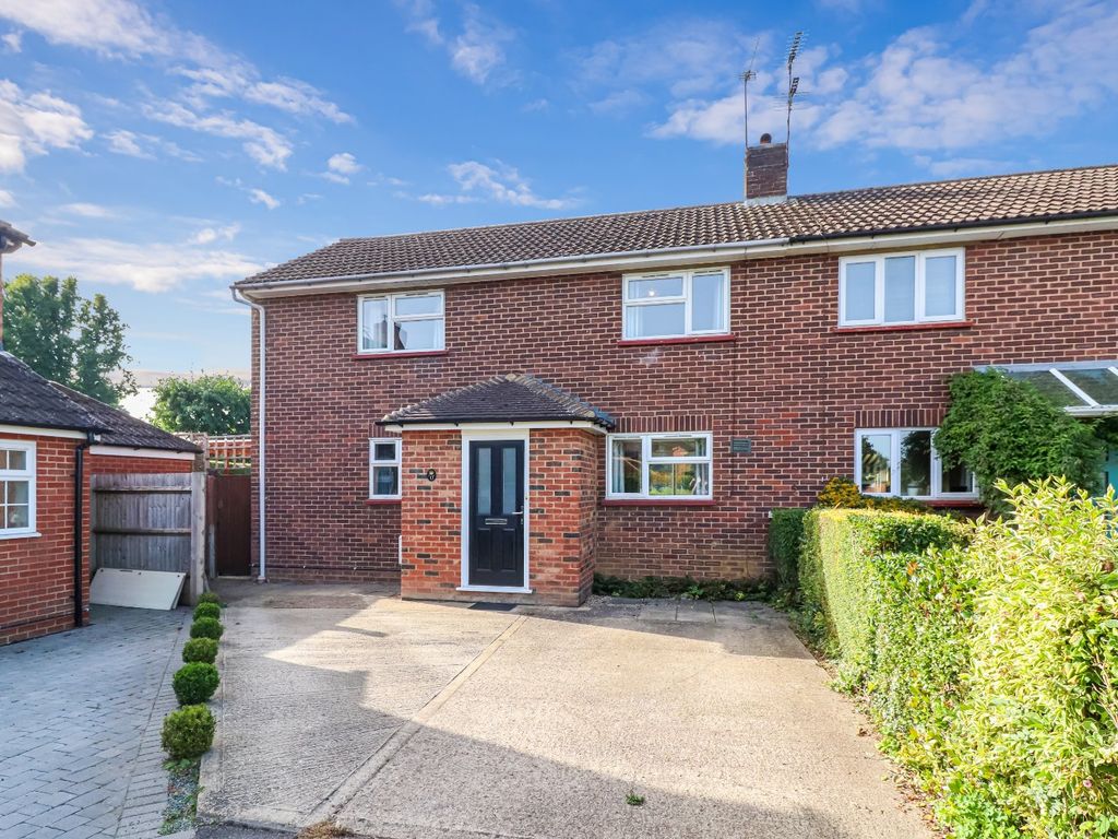 3 bed semidetached house for sale in Croft Field, Chipperfield, Kings