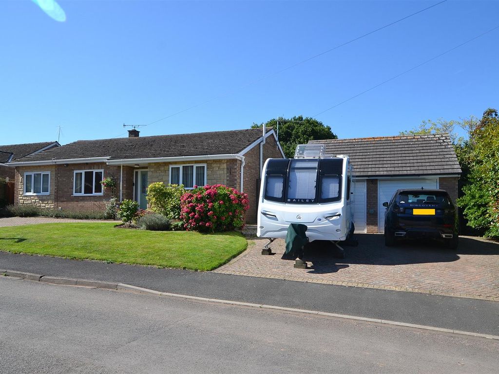 3 bed detached bungalow for sale in Broadlands Drive, Malvern WR14, £