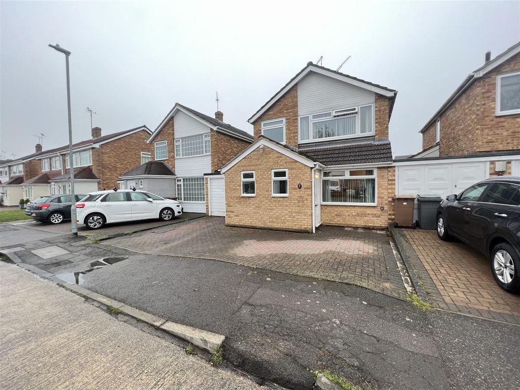 3 bed linkdetached house for sale in Barrington Close, Great Baddow