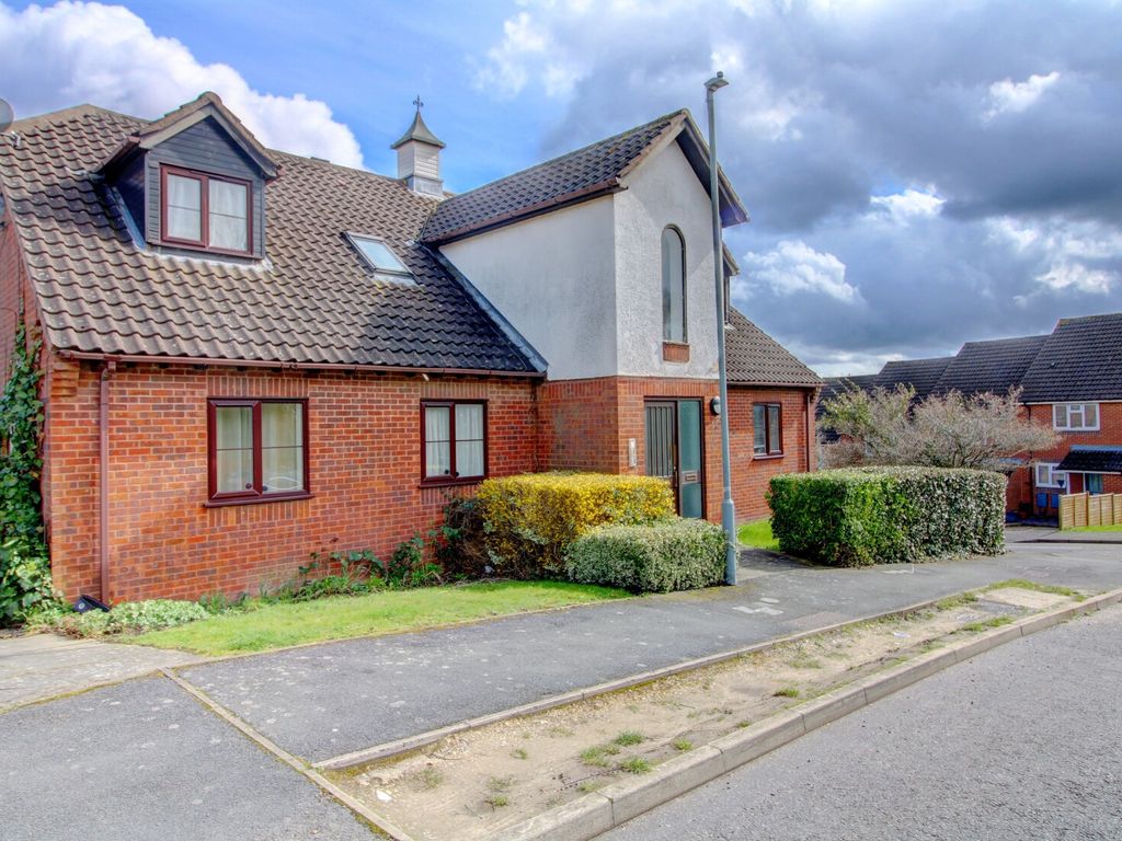 2 bed flat for sale in Garratts Way, High HP13, £200,000 Zoopla