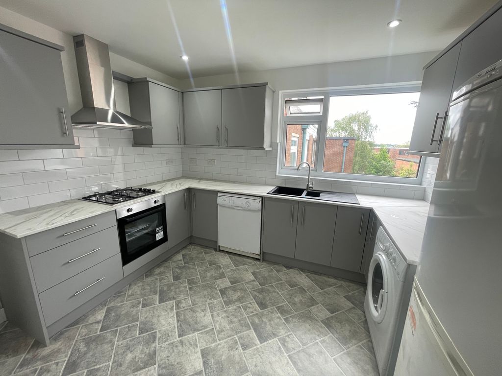 3 bed flat to rent in London Road, Leicester LE2, £1,250 pcm Zoopla
