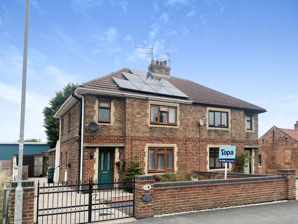 3 bed semidetached house for sale in West Street, West Butterwick