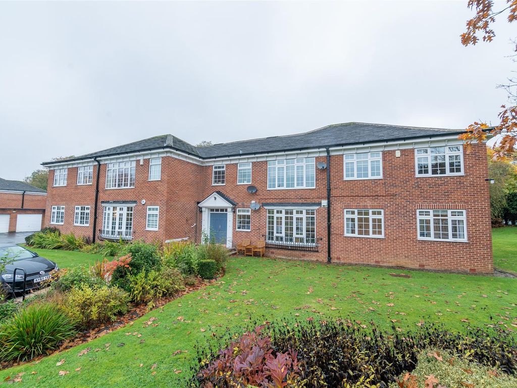 2 bed flat for sale in Sandmoor Green, Alwoodley, Leeds LS17, £575,000
