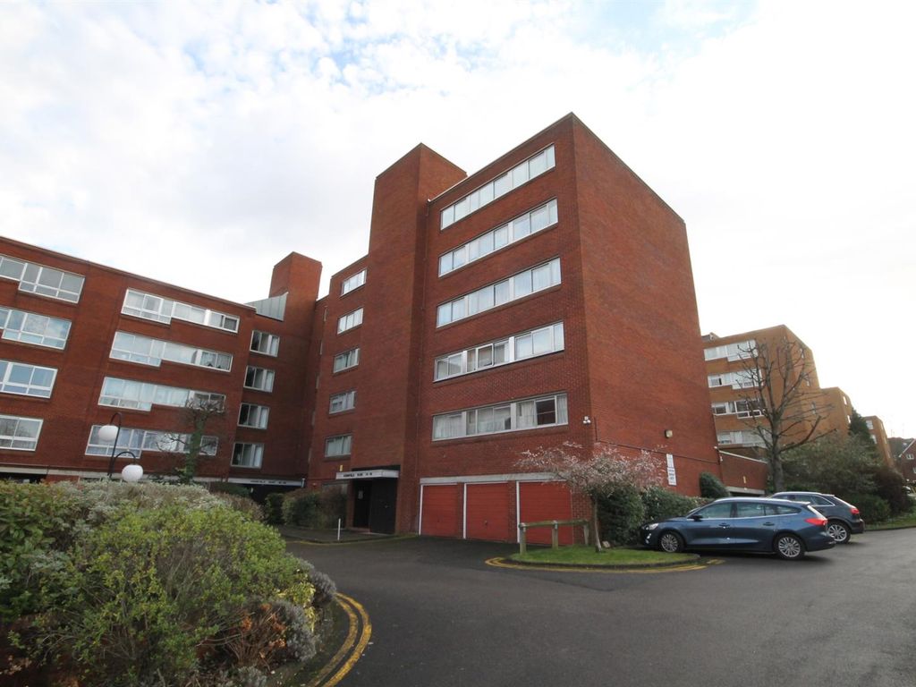3 bed flat to rent in Homefield Park, Sutton SM1 Zoopla