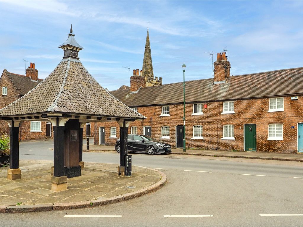 1 bed terraced house for sale in The Square, Wollaton, Nottingham