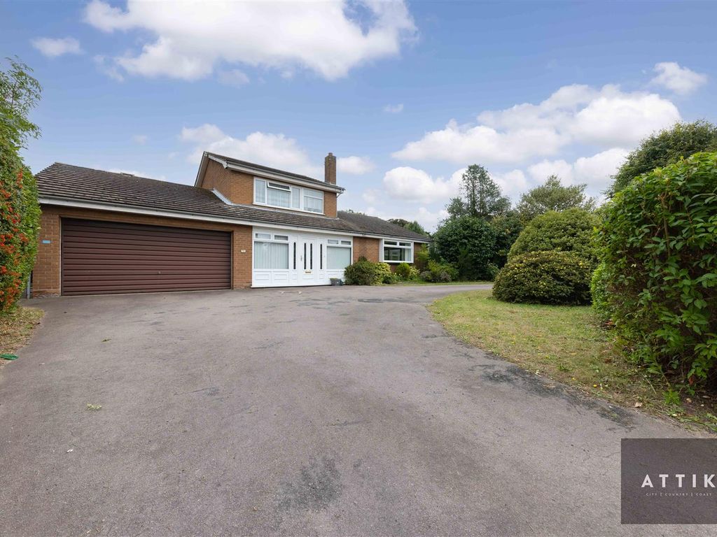 3 bed detached house for sale in Corton Road, Gunton, Lowestoft NR32, £