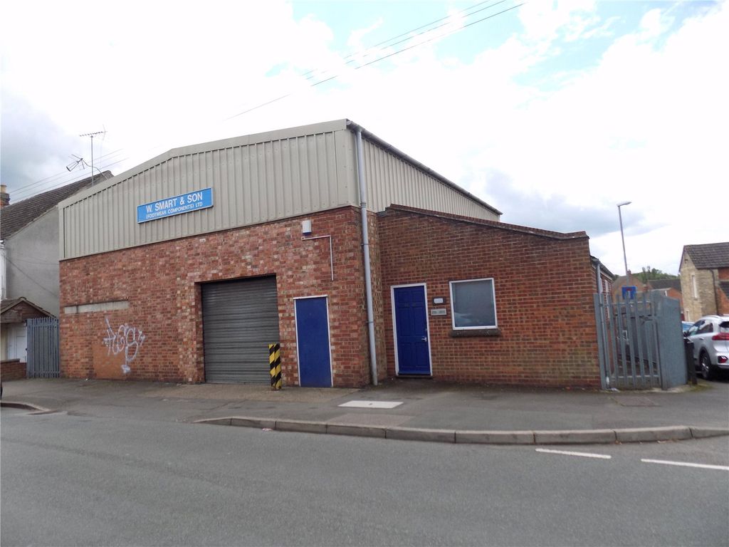 Light industrial to let in Park Road, Rushden, Northamptonshire NN10, £