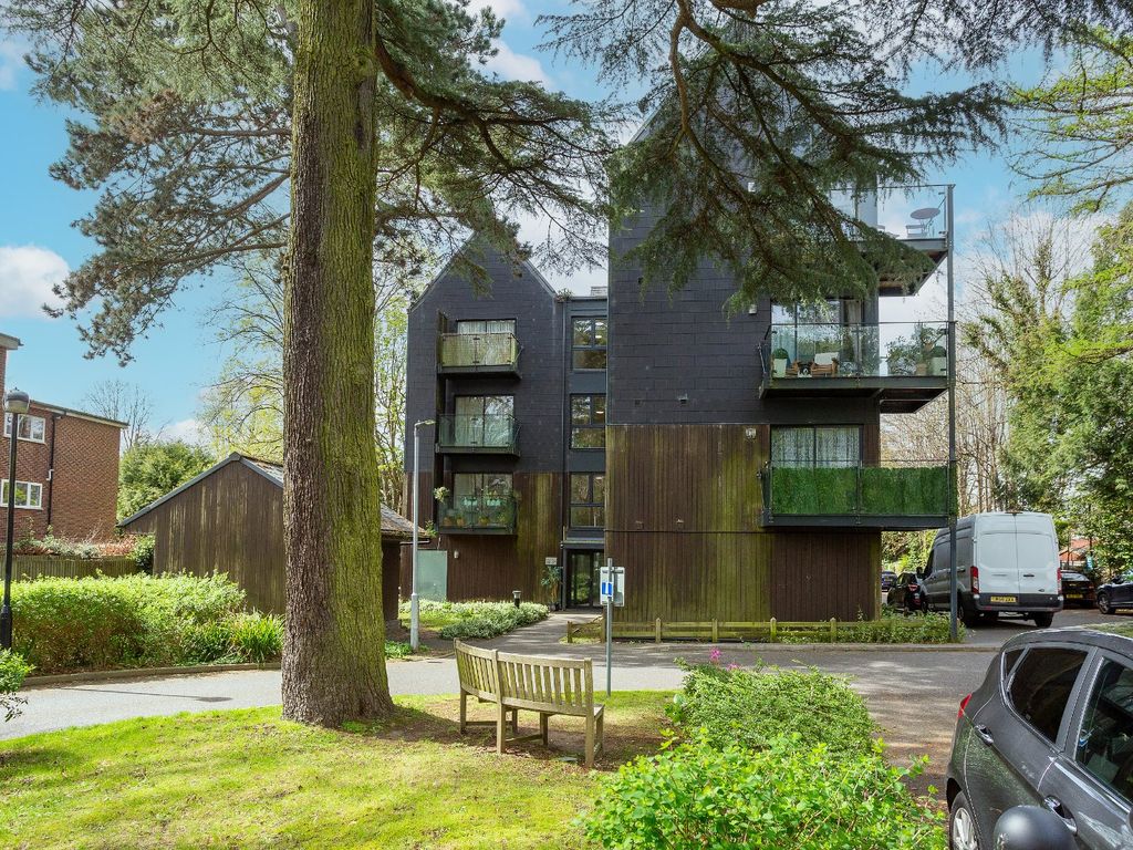 2 bed flat for sale in Langley Road, Watford, Hertfordshire WD17, £