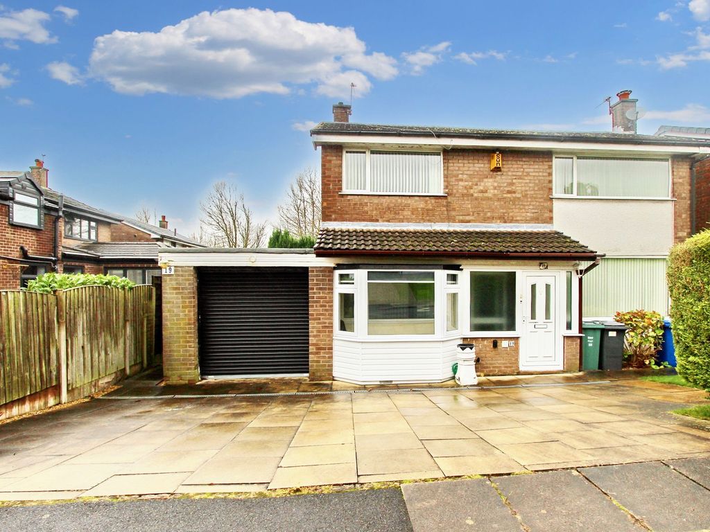3 bed detached house for sale in Bloomfield Drive, Bury BL9, £440,000