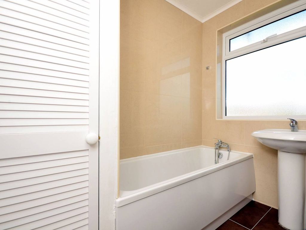 3 bed terraced house to rent in Camborne Road, Morden SM4, £2,350 pcm