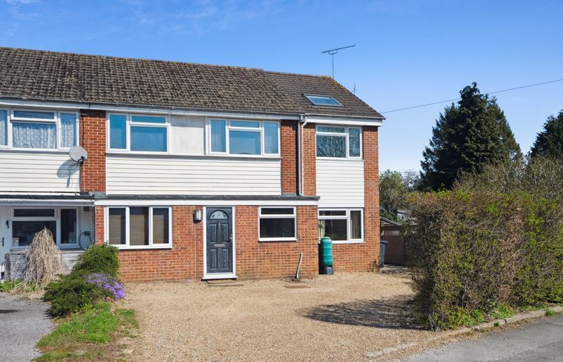4 bed semidetached house for sale in Clare Road, Prestwood, Great