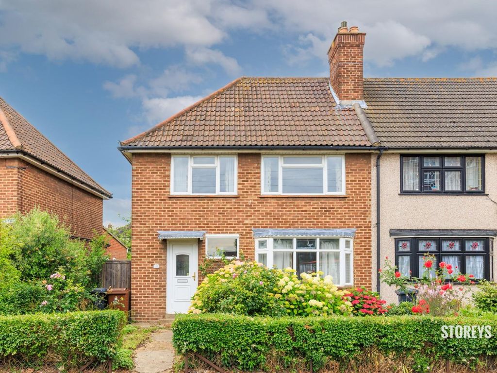 3 bed property to rent in Southwold Drive, Barking IG11, £2,000 pcm