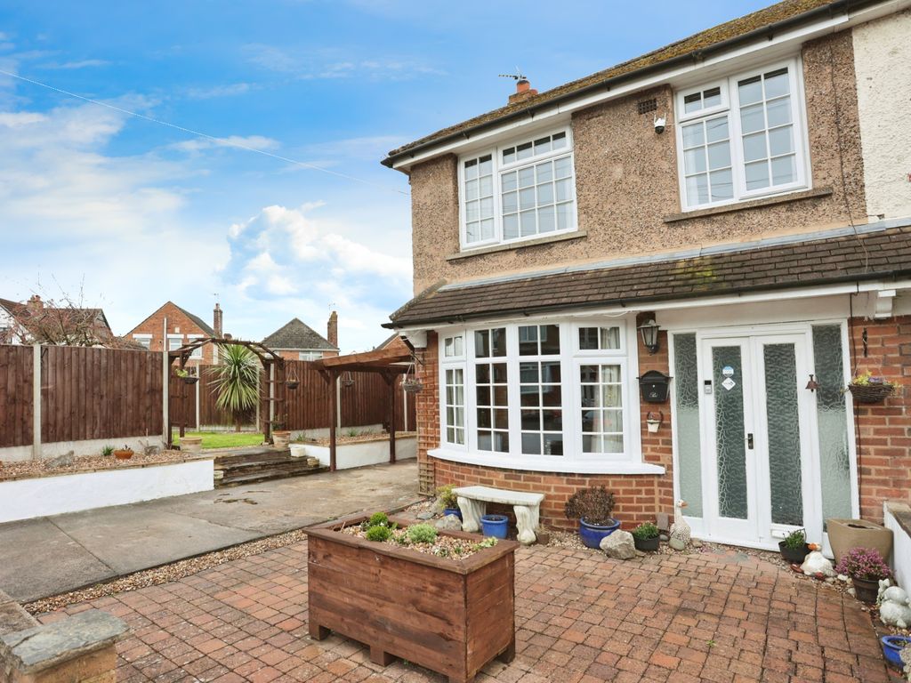 3 bed semidetached house for sale in Savernake Road, Leicester, Leicestershire LE4, £315,000