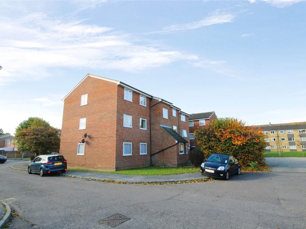 2 bed flat to rent in Swans Hope, Loughton IG10 Zoopla