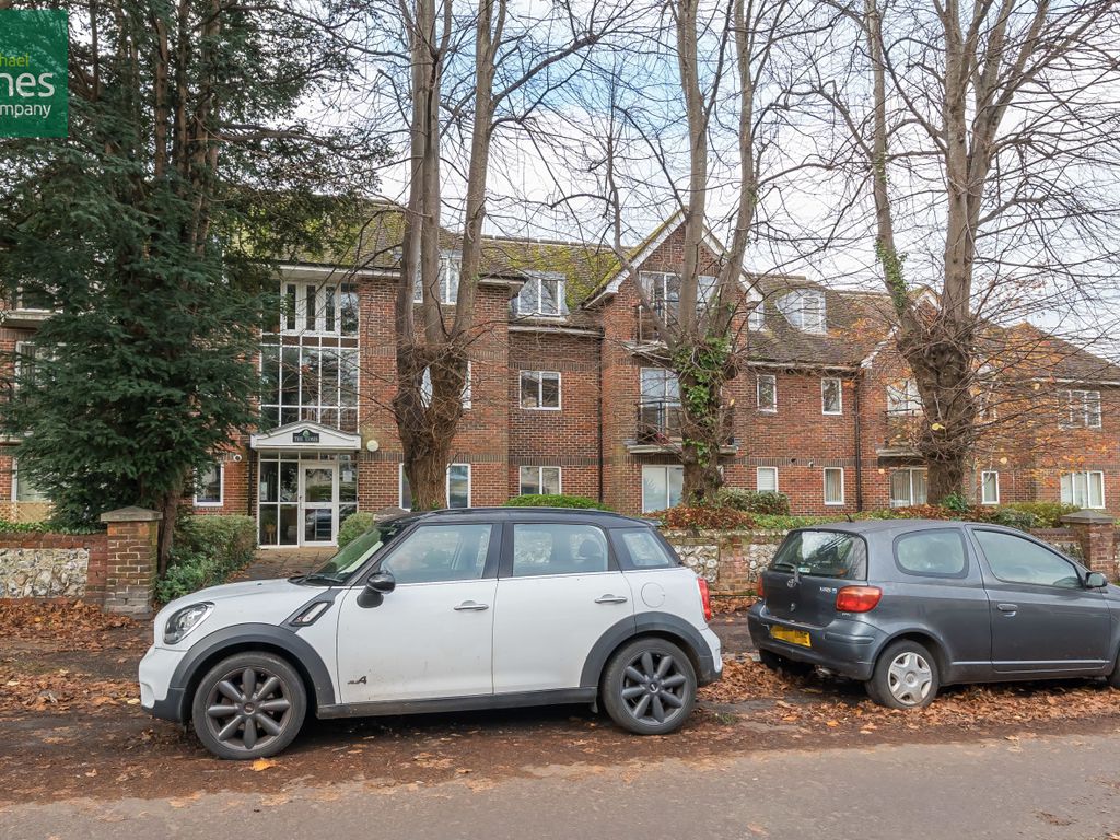 2 bed flat to rent in St. Botolphs Road, Worthing, West Sussex BN11, £