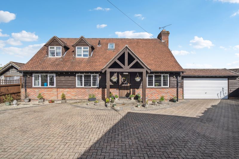 3 bed property for sale in Elizabeth Road, Stokenchurch, High