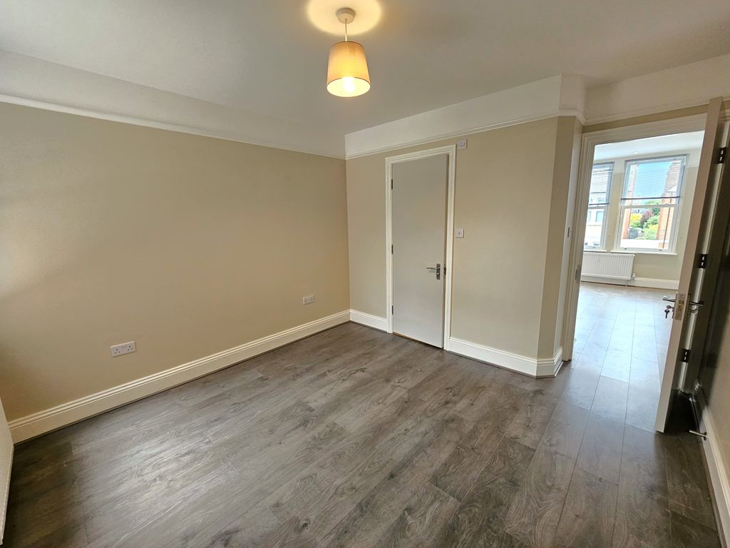 Room to rent in Olive Road, London NW2, £1,000 pcm Zoopla