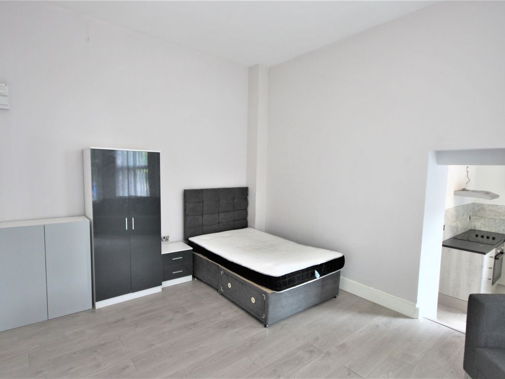 Studio to rent in 195 Urmston Lane, Manchester M32, £700 pcm Zoopla