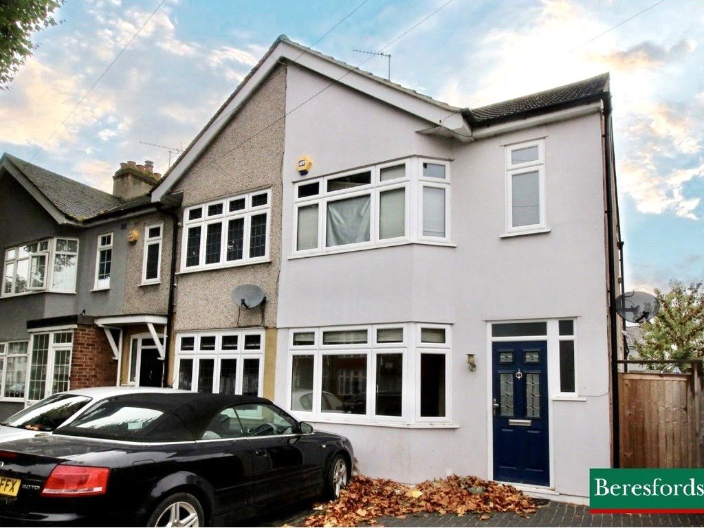 3 bed end terrace house to rent in Upminster Road South, Rainham RM13