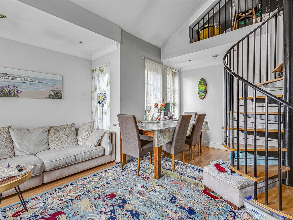 3 bed flat for sale in Queens Road, Richmond, Surrey TW10, £850,000