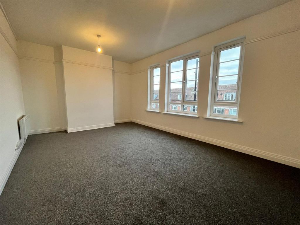 3 bed flat to rent in Victoria Road, Ruislip HA4, £1,700 pcm Zoopla