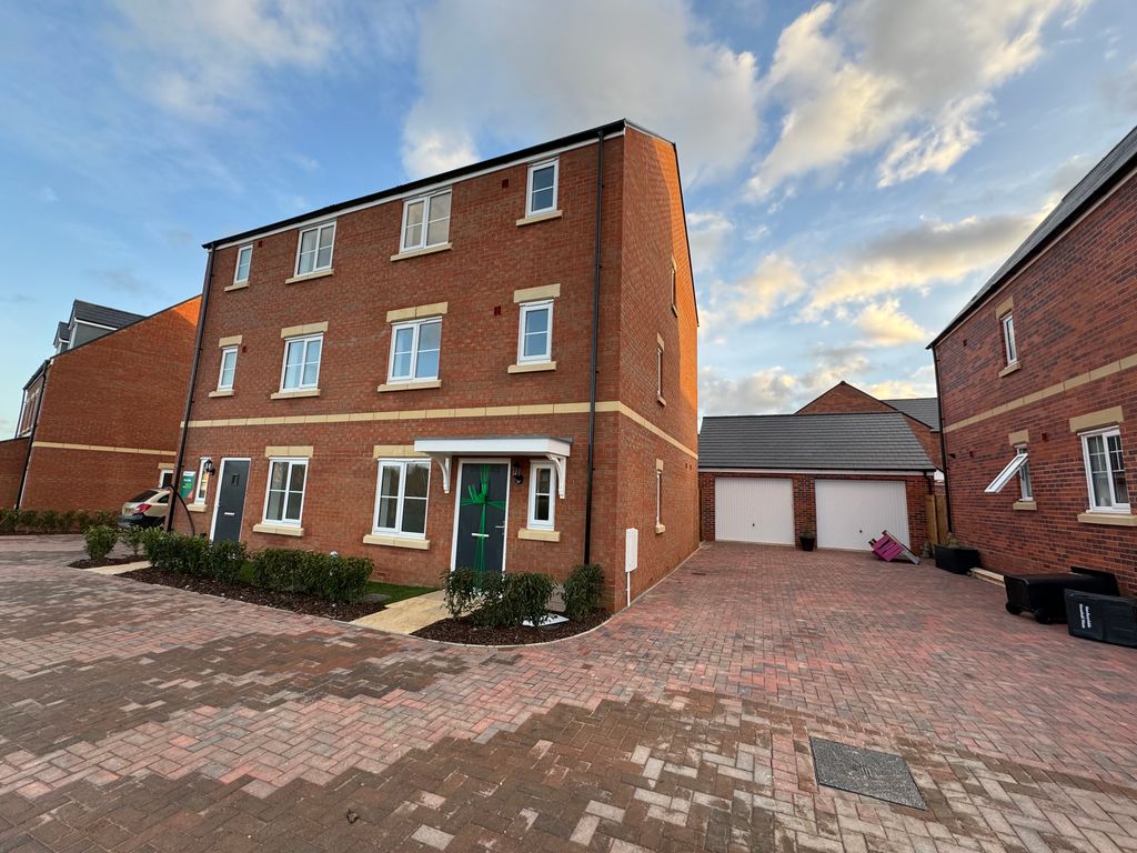 4 bed property to rent in Desborough Road, Rothwell, Kettering NN14, £