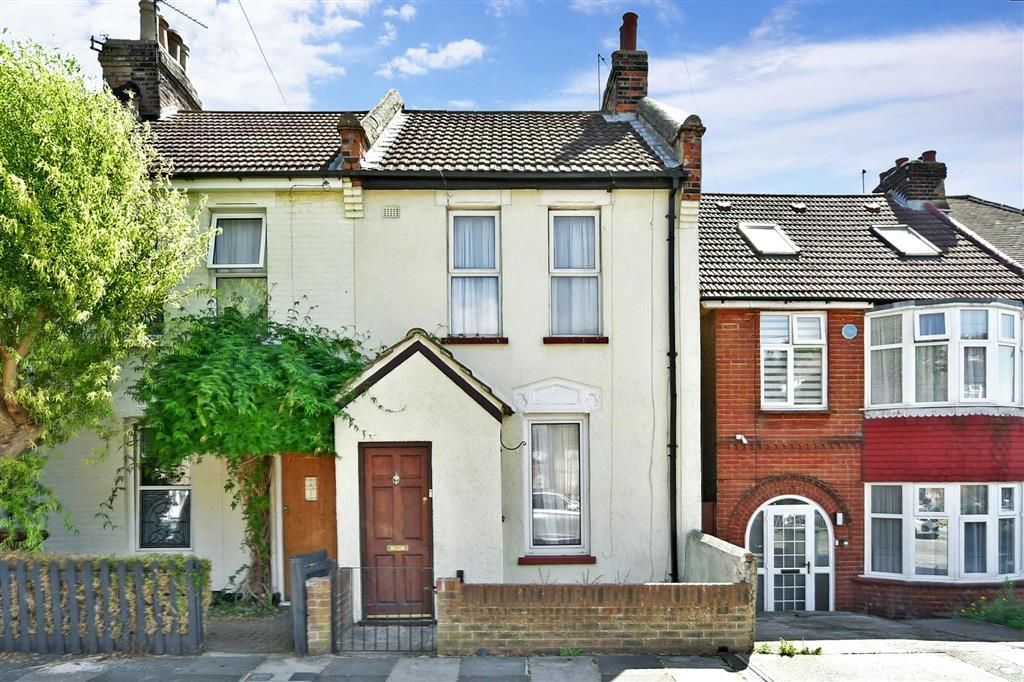 3 bed end terrace house for sale in Cambridge Road, Strood, Rochester