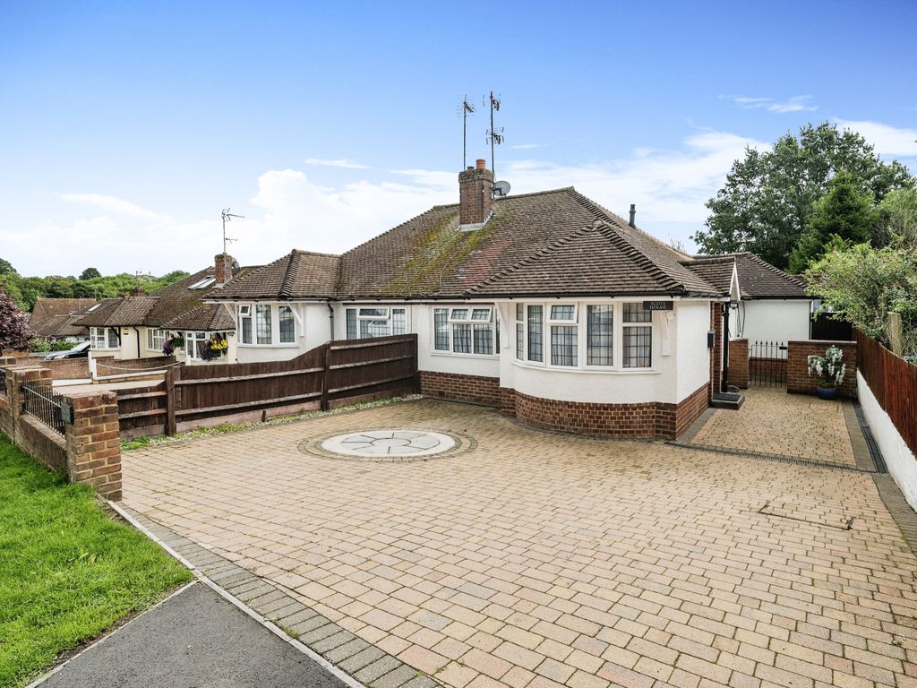 2 bed semidetached bungalow for sale in Cavendish Road Markyate, St