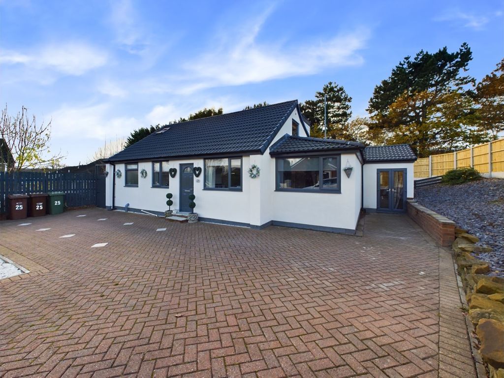 5 bed detached bungalow for sale in Mackie Hill Close, Crigglestone, Wakefield WF4, £425,000