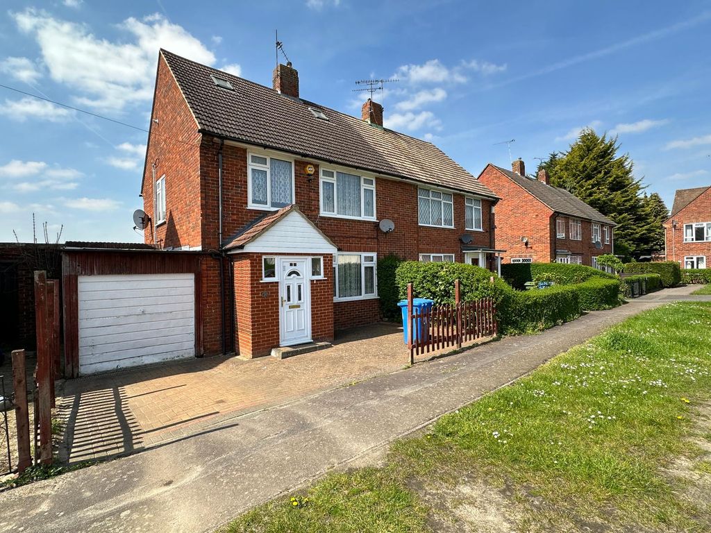 3 bed semidetached house for sale in Harbour Close, Farnborough