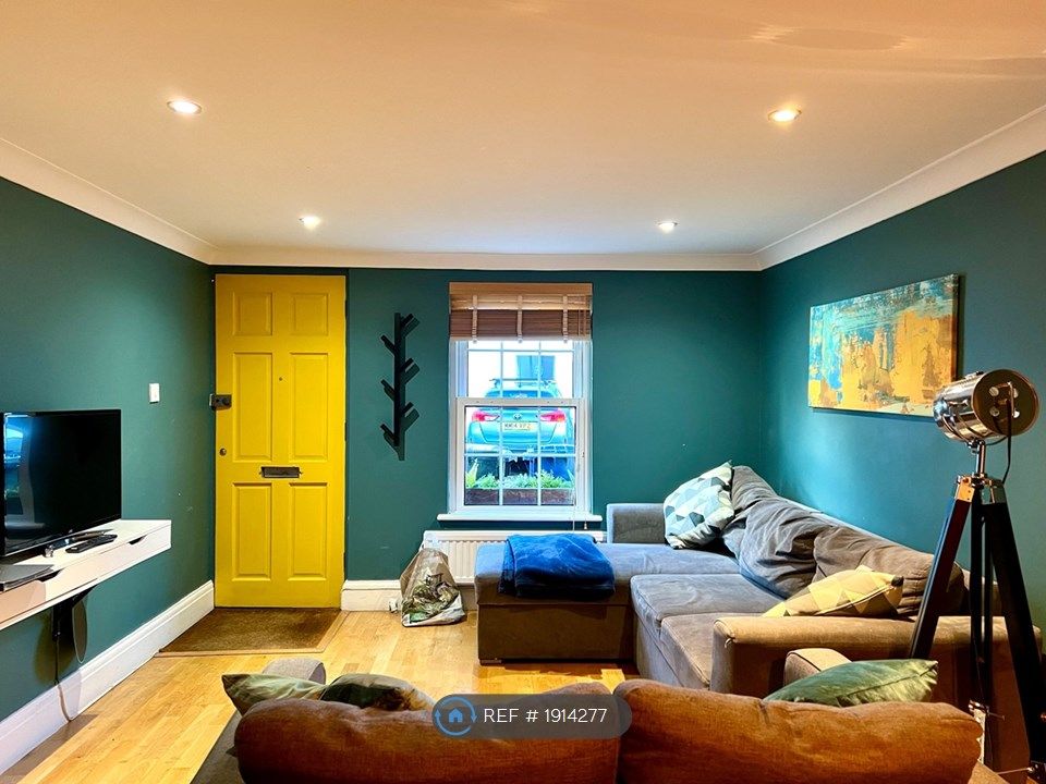 2 bed terraced house to rent in Springfield Road, Cambridge CB4, £2,850