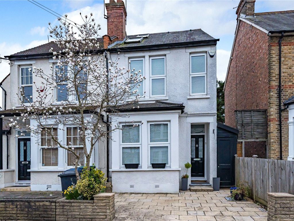 3 bed semidetached house for sale in Crescent Road, EN4, £