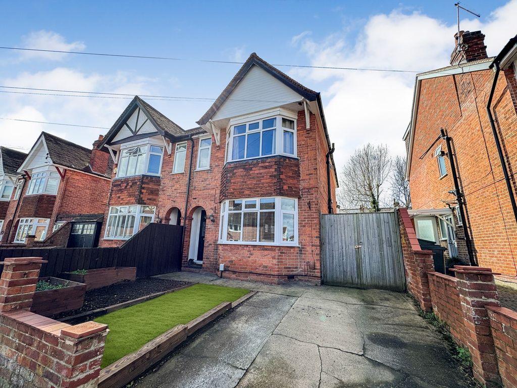 3 bed semidetached house for sale in Drayton Road, Reading RG30, £