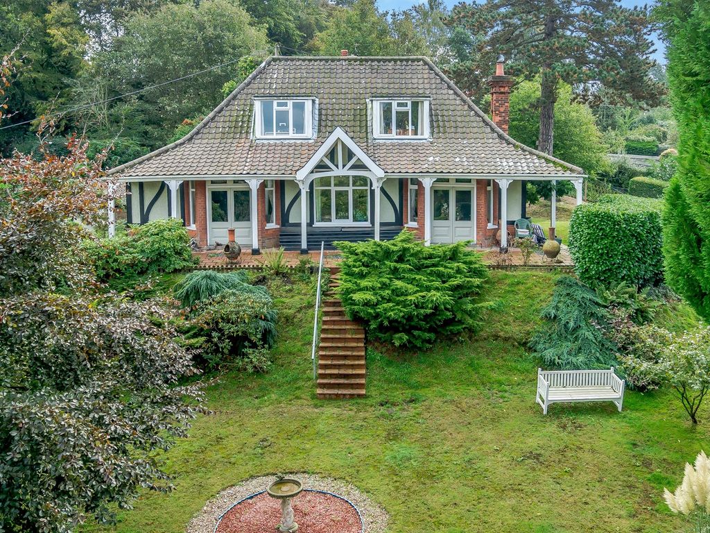 4 bed detached house for sale in Mill Hill, Bramerton, Norwich NR14, £