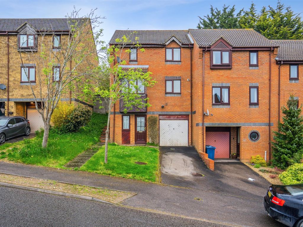 3 bed semidetached house for sale in Garratts Way, High HP13