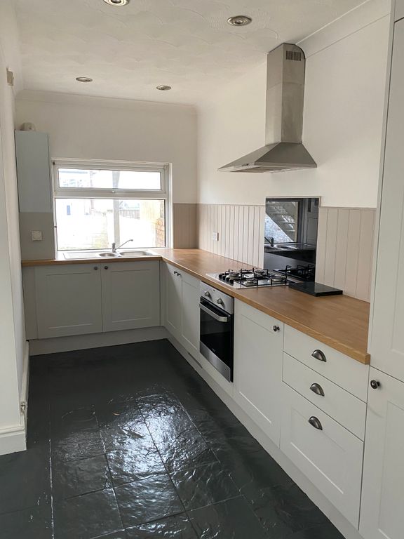 2 bed flat to rent in Mary Street, Porthcawl CF36, £825 pcm Zoopla