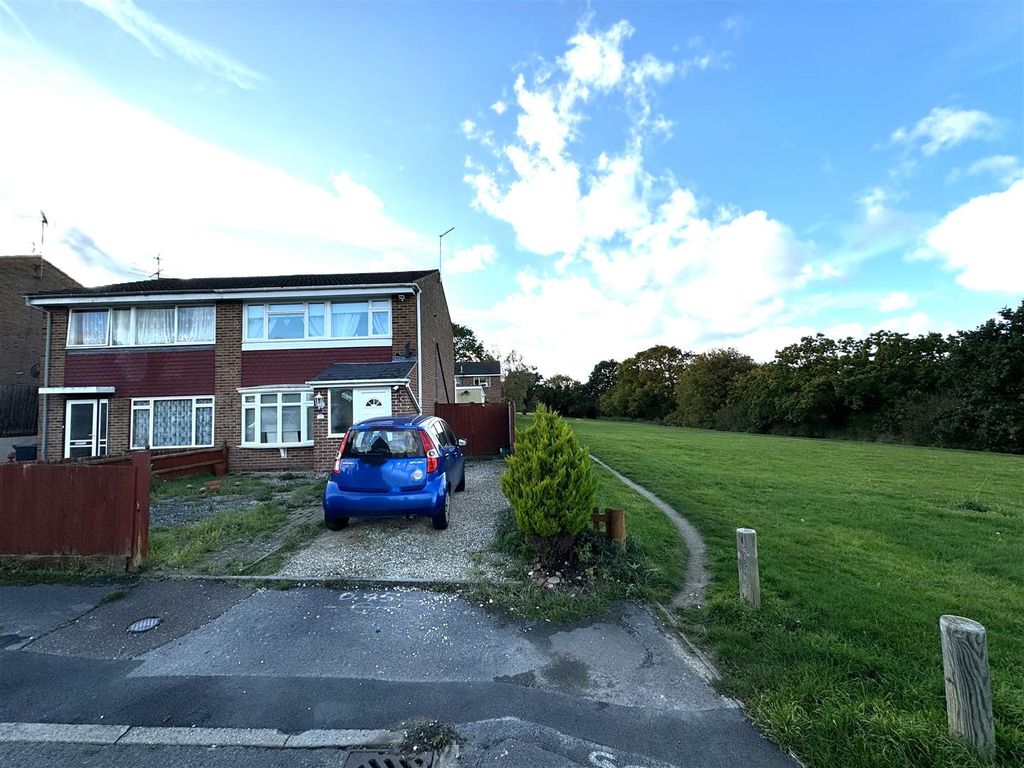 3 bed semidetached house for sale in Collingwood Close, Braintree CM7