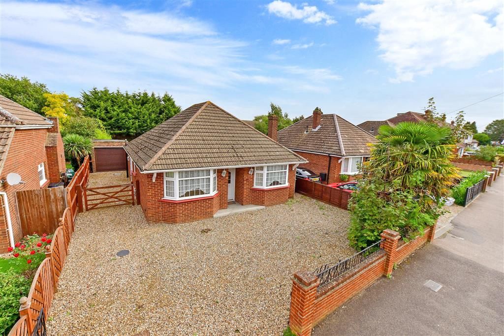 4 bed detached bungalow for sale in Sutton Road, Maidstone, Kent ME15