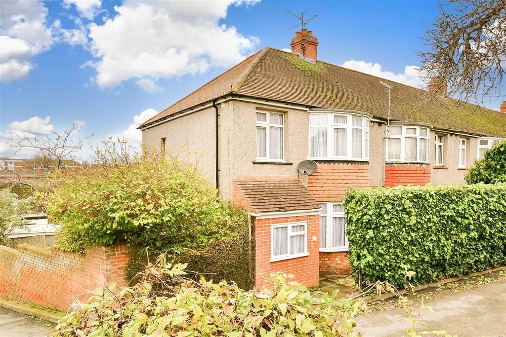 3 bed end terrace house for sale in Howard Avenue, Rochester, Kent ME1