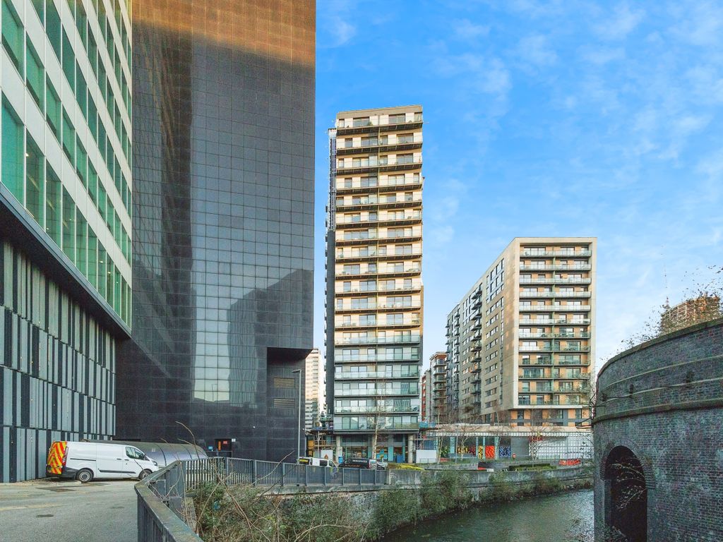 1 bed flat for sale in 9 New Century Park, Manchester M4, £190,000 Zoopla