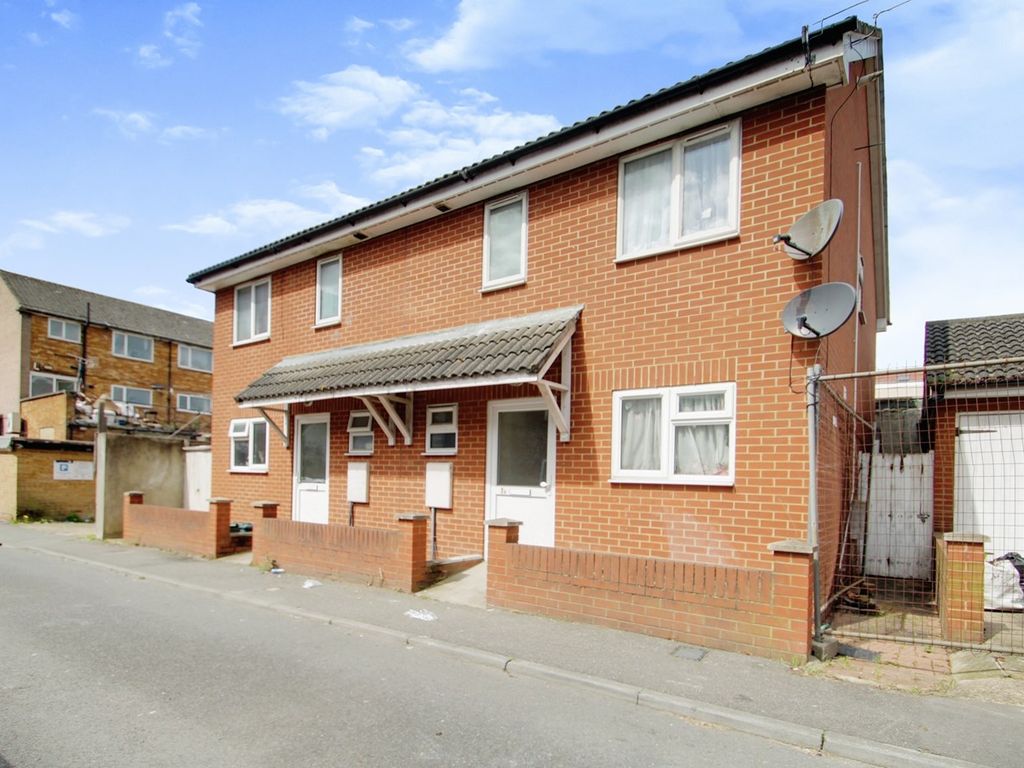 4 bed semidetached house to rent in Butler Street, Uxbridge UB10 Zoopla