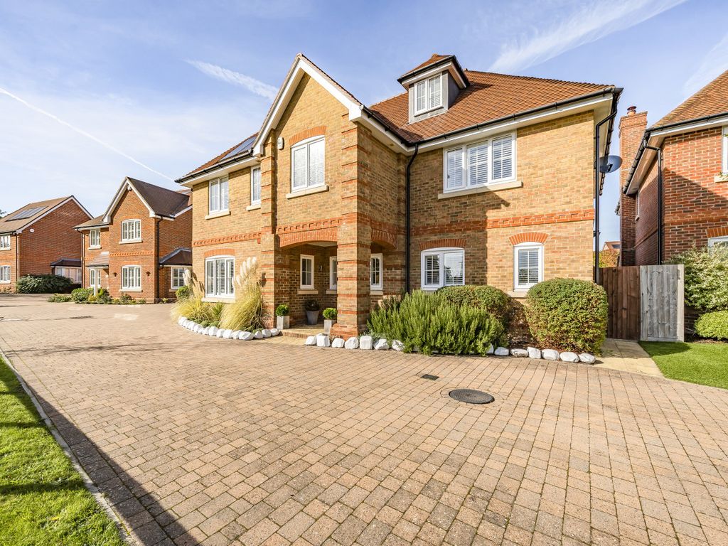 5 bed detached house for sale in Villiers Close, Wokingham, Berkshire