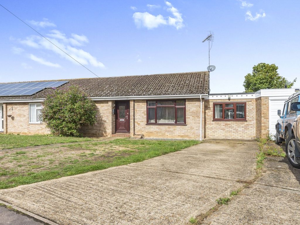 2 bed bungalow for sale in Hyll Close, Great Chesterford, Saffron