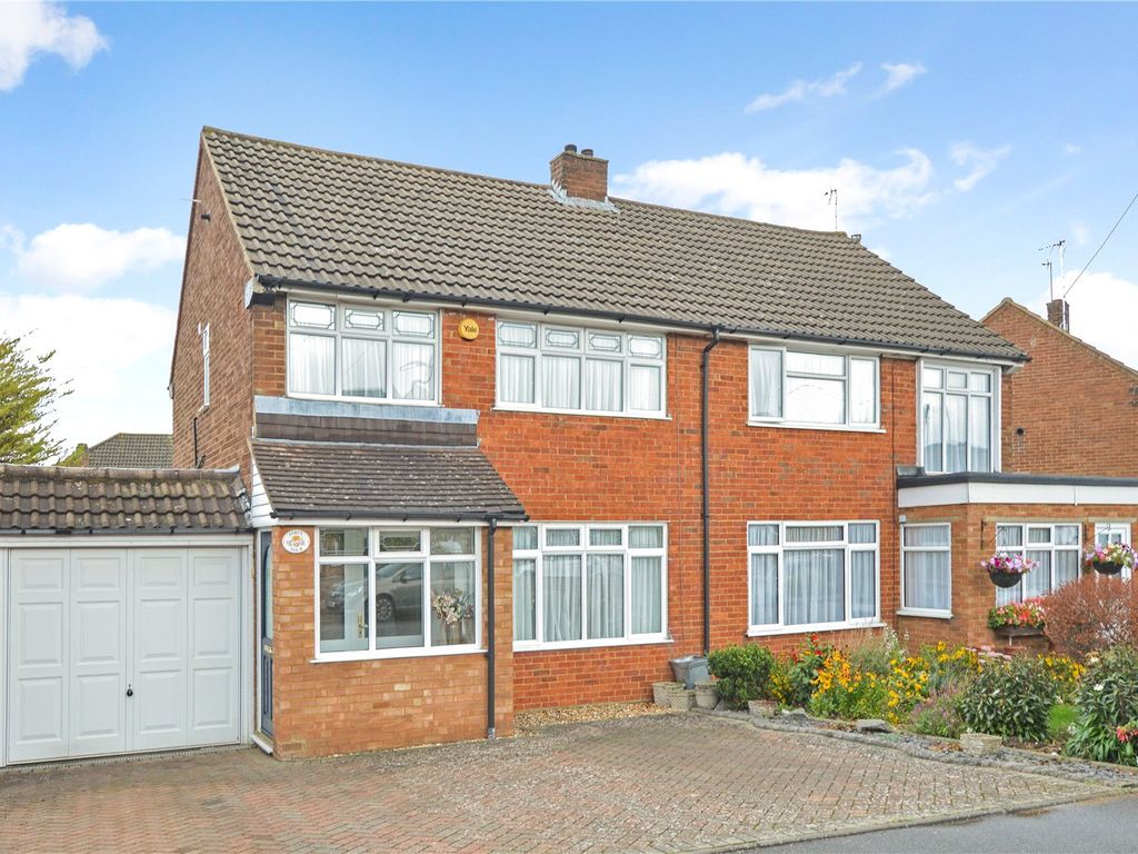 3 bed semidetached house for sale in Linden Road, Dunstable