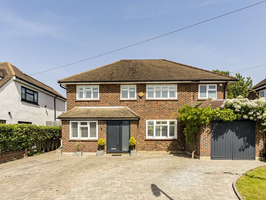 4 bed property for sale in Silverdale Drive, SunburyOnThames TW16