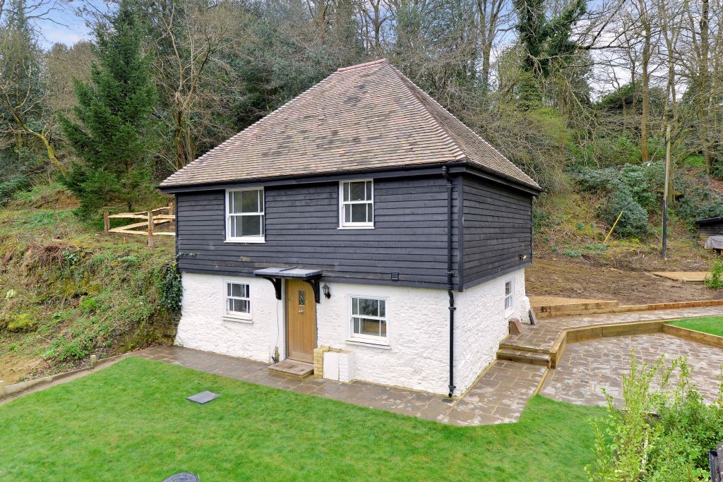 2 bed cottage to rent in Catteshall Lane, Godalming GU7, £1,500 pcm