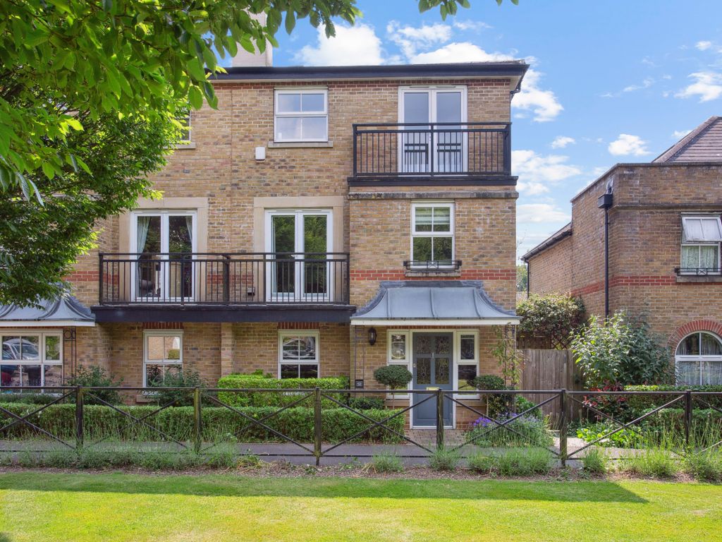 4 bed semidetached house for sale in Alexander Crescent, Caterham CR3