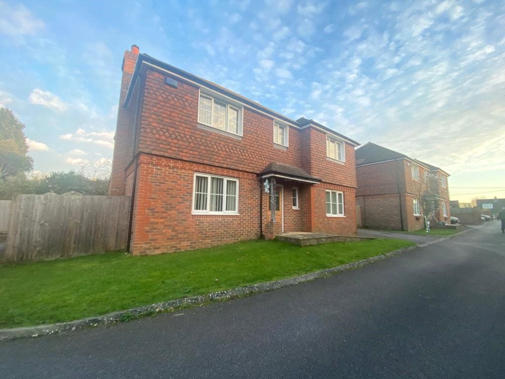 4 bed detached house to rent in Copthorne Bank, Copthorne, Crawley