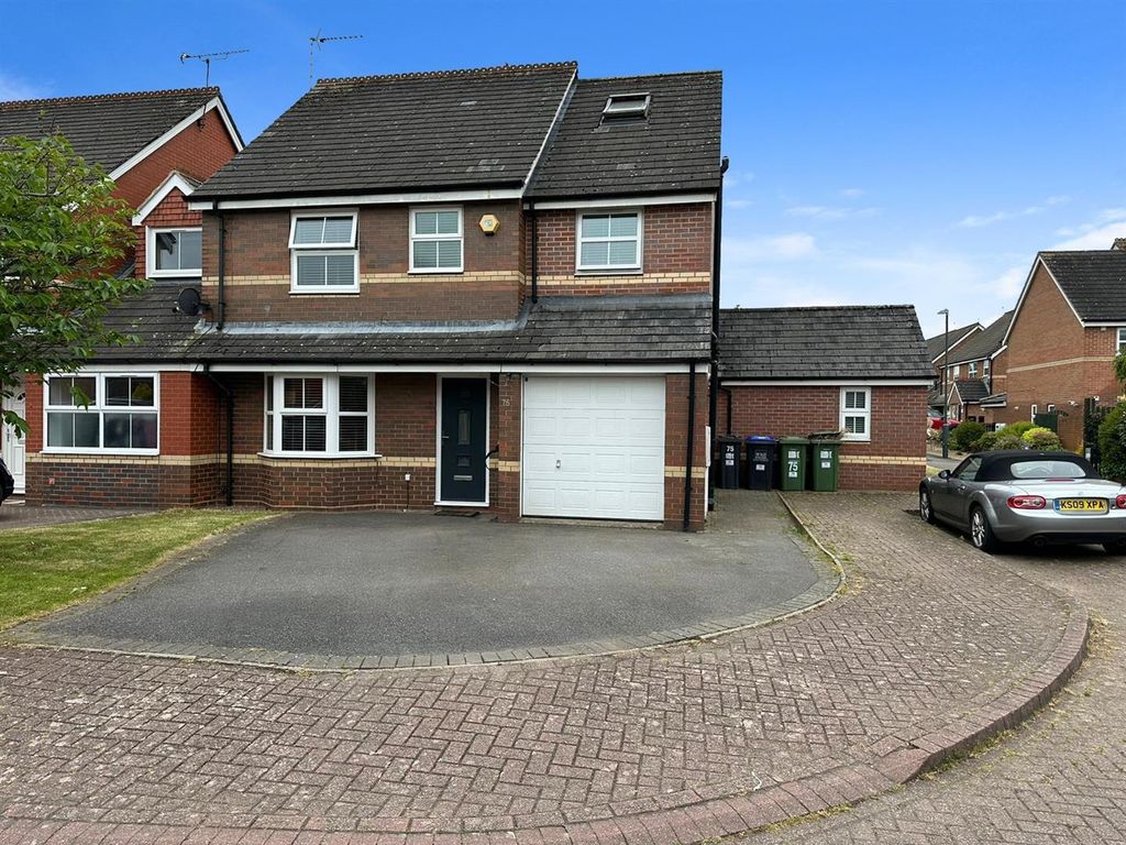 4 bed linkdetached house for sale in Moorlands Avenue, Kenilworth CV8