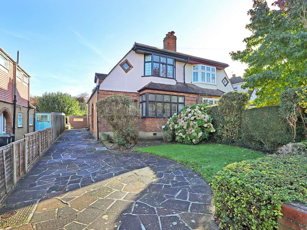 3 bed semidetached house for sale in Heath Drive, Theydon Bois, Epping